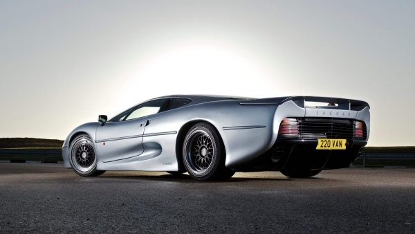 XJ220 обаче беше зашеметяващ и изключително бърз, но беше твърде голям и съответно труден за карана на лимита на възможностите му. След години на нисък интерес, XJ220 отново е в светлината на прожекторите, като цените се покачват от 200 000 долара до почти 1 000 000 долара през последните години.
