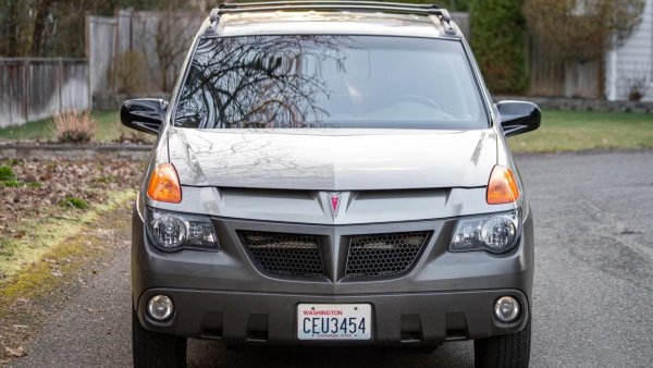 Двигател - 3,4-литров V6

Мощност - 185 к.с.

Ускорение от 0 до 100 км/ч - 10 секунди

Автомобилите със странен стил рядко се продават масово и Pontiac Aztek е пример за това. Въпреки че е напълно нормална кола, отвратителният му стил държи клиентите далеч, а продажбите са малка част от годишната цел на GM от 75 000 единици, необходима, за да направи проекта жизнеспособен. Само 119 694 автомобила са продадени в САЩ за осем години и това прави Aztek ужасен провал, като GM губи пари от всеки продаден автомобил.