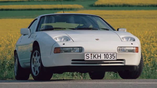 Двигател - 5,0-литров V8

Мощност - 288 к.с.

Ускорение от 0 до 100 км/ч - 5,7 секунди

Моделът, който беше проектиран да замени 911, нямаше как да бъде лесен, но сложността и цената на Porsche 928 го направиха труден за продажба дори на тези, които бяха готови да се разделят с остаряващите си 911. Ранните автомобили не бяха толкова бързи, благодарение на "спънатия" V8, който в Щатите (това трябваше да бъде основният пазар) развива само 219 к.с.