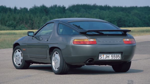 Porsche обаче упорства с дизайна, усъвършенствайки го в продължение на почти 20 години и превръщайки 928 в сериозен Grand Tourer в процеса. Въпреки че никога не успя да детронира 911, 928 предлага своя собствена комбинация от производителност и лукс, която се харесва на много колекционери днес. Изчистените екземпляри са особено желани, а онези някога футуристични визии са остарели красиво.
