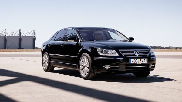 Двигател - 6,0-литров W12

Мощност - 450 к.с.

Ускорение от 0 до 100 км/ч - 6,1 секунди

Не всеки е сноб, но когато купува супер луксозен седан с 12-цилиндров двигател, дори и най-малко запознат с марката купувач ще иска нещо с повече стил. Фердинанд Пиех, председател на VW Group в началото на 2000-те, очевидно не е мислил по този начин. Той предвижда VW, който да надмине германските си конкуренти по производителност и лукс и така се появява VW Phaeton.