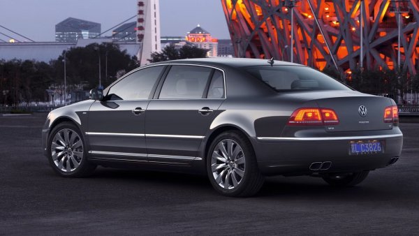 Въпреки че Пиех несъмнено беше талантлив лидер, купувачите не виждат VW като надеждна алтернатива на S-Class или серия 7 на BMW, дори ако имаше до 450 коня под капака и може да се движи с ограничената си максимална скорост от 250 км/ч. Продажбите са слаби, а в наши дни цените падат до 6000 долара. Запазените екземпляри обаче струват много повече, тъй като W12 Phaeton предлага впечатляващото инженерство и сериозно напреднали технологии за времето си. Предстои да се види дали някога този автомобил ще бъде ценна бъдеща класика, той със сигурност е автомобилна икона, която все още не е напълно оценена.