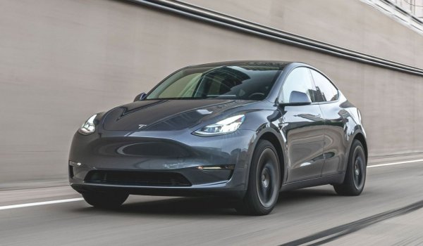 Американският производител на електромобили подобри сериозно досегашния си рекорд (+39%) и само около 450 бройки не му достигнаха да изпълни обещанието на Илон Мъск за половин милион доставки през 2020. Огромната част от продажбите (442 511) се падат на по-достъпните Model 3 и Model Y, докато интересът към S и X е понамалял. 
