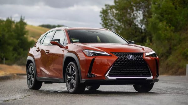 Луксозната марка на Toyota обяви с 6% по-ниски продажби през 2020. Спадът е натрупан изцяло през първото полугодие, докато второто е било на практика по-силно от същия период през 2019 година. 
В Европа марката е пласирала 70 814 автомобила. Основният й пазар си остава американският, но и в Китай продажбите вече достигат 223 650 автомобила (+11%). 
