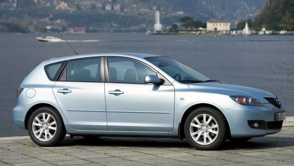 Макар Mazda3 (BK) да е роднина на Ford Focus и Volvo S40, каросерията ѝ се оказа най-уязвима към корозия. Само няколко седмици след появата на драскотина по боята може да се появят първите признаци на ръжда. Задните арки, праговете, долната част на вратите и капакът на багажника са особено податливи. Корозията обикновено изисква продължителен ремонт за отстраняването ѝ, включително почистване на засегнатите участъци и повторно заваряване на метала.

Проблемите с корозията не се ограничават само до външните панели. Ръжда може да се появи в нишата на багажника, на пода на салона, особено в предната част, а също и върху металните елементи под пластмасови брони. Особено внимание трябва да се обърне на предните странични елементи и шевовете на капака на двигателя. Като цяло обаче, с голямо желание и компетентен подход, моделът може да бъде поддържан в прилично външно състояние.
