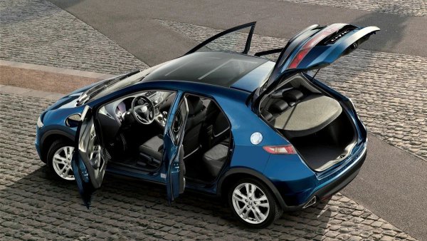 Ситуацията отдолу също не е по-добра. При седаните често ръждясват лонжероните, а при хечбеците - кронщайн скобите. Освен това, при версиите с пет врати, корозията на страничните ниши на багажника и вътрешните части на задните колесни арки понякога се проявява дори по-силно, отколкото при седаните.

Друг проблем са уплътненията. Например, при хечбеците, водата може да проникне в салона през слабите уплътнения на капака на багажника. Също така, поради ниския профил на автомобила, броните често страдат, а пластмасовите декоративни лайсни на дръжките на вратите падат.

Въпреки това, каросерията, ако се поддържа добре, е почти единственият сериозен проблем със Civic. С изключение, може би, на роботизираната скоростна кутия, която самите японци по-късно замениха с автоматична трансмисия. Честно казано, един рестайлингов Civic в добро състояние може да остане такъв за много дълго време при добра грижа и внимание.
