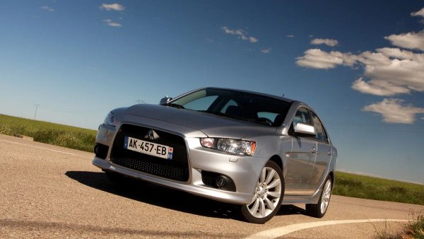 Долната част на каросерията също има проблеми. Корозията най-често се появява по краищата на колесните арки, лонжероните и пода. Антикорозионната защита тук е слаба, така че с течение на времето ръжда може избие дори в двигателния отсек, особено по шевовете и натоварените зони на лонжероните.

Проблеми има и с това, че пластмасата на броните е крехка и лесно се поврежда, оптиката не винаги осигурява добра херметичност, а капачките на страничните огледала имат навика да "отлитат".
