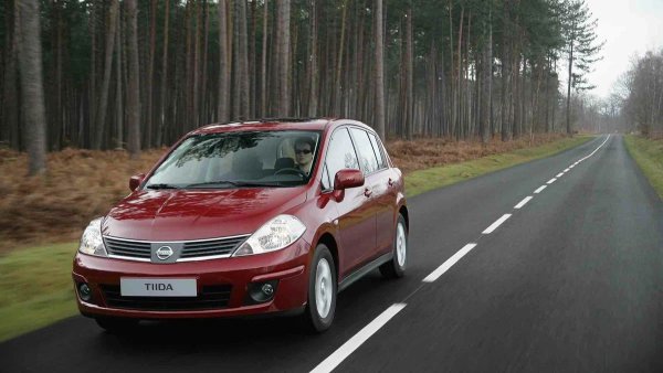 Години на производство: 2004-2012

Среден пробег до сериозен ремонт: 120 000 км

Основни проблеми: ръждясващ покрив и преден капак, лоша конструкция на лонжероните

Tiida, за разлика от конкурентите си, изброени досега, никога не е преследвала модните тенденции в дизайна. Това обаче не предпази каросерията от склонност към корозия.

Най-проблемните зони са предният ръб на покрива и неговите улуци. При неподдържани екземпляри вода може да попадне в купето и багажника. Предният капак е податлив на корозия и гние на местата, където има по-големи драскотини. Отделен проблем със седана е капакът на багажника, който гние отвътре.
