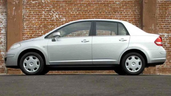 Добре е, че всичко това са предимно признаци на модификациите преди рестайлинга. Обновената Tiida демонстрира добра устойчивост на корозия. Въпреки че боята е тънка, тя е по-добре издържа на драскотини и поради по-висококачественото фабрично антикорозионно покритие.

Друг проблем на модела не зависи от годината на производство. Поради лошия дизайн на блокировките на предните колела, мръсотията бързо се натрупва под капака. Това не е толкова опасно за каросерията, но може да повреди електрониката.
