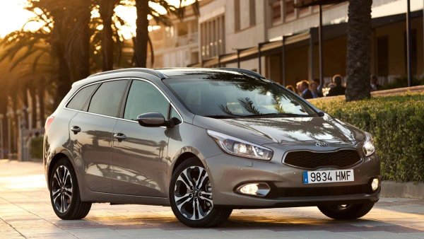 Външният хром също не е много издръжлив. Само след три до пет години, той започва да губи вида си, особено по дръжките на вратите и релсите на покрива на комбитата. Предното стъкло, въпреки здравината си, може бързо да се покрие с ожулвания, ако не следите състоянието на чистачките и наличието на течност в резервоара.

Автомобилите, произведени след 2014 година, бяха засегнати от дефектни уплътнения на вратите, които оставяха вертикални драскотини по стъклата при спускането им. По-късно профилът на уплътненията беше модифициран.