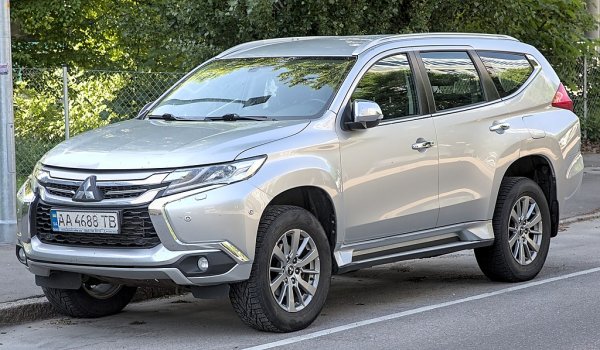 Mitsubishi покани медиите на представянето на новия Pajero Sport в края на миналата година, но..Това беше просто пореден фейслифт! Колата е по-очарователна от предишното поколение Triton, на което е базирано, и се представя възхитително извън пътя.

В Австралия, например, победи по продажби по-подходящия за семейства Hyundai Santa Fe. Бихме се радвали да видим подсилена, актуализирана версия, но за момента Mitsubishi няма подобни планове. 