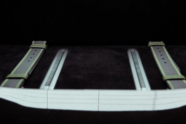 Тази традиция е запазена от 50-те години на миналия век, когато куфарите в автомобилите наистина са били закрепяни с ремъци.