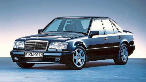 В Mercedes искаха да поставя 5,0-литров V8 двигател на своята E-Class, за да могат да се конкурират с BMW M5. Оказа се обаче, че W124 не е конструиран за такъв мотор и проектът беше възможен на Porsche. При това промени във външния вид почти няма, така че колата може да заблуди мнозина. През 1994 г. тя се превърна в Е 500, като под капака и се намира мотор с 322 к.с.