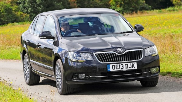 Втората генерация на Superb дори в тази си версия не се отличава от стандартния модел, но пък се задвижва от 3,6-литров V6, комбинират със система за задвижване на четирите колела. Този вариант се предлага само за най-високите нива на оборудване - Laurin & Klement или or Elegance. Мощността на мотора е 260 к.с., като ускорението от 0 до 100 км/ч отнема 6,4 секунди.

Въпреки четирите тръби на изпускателната система, мнозина могат да объркат този Superb с такси. Но пък те ще останат доста изненадани, когато шофьорът натисне педала на газта докрай.