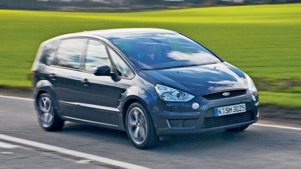 През годините видяхме няколко доста бързи коли от клас MPV, но какво ще кажете за Ford със 7 места в салона и 5-цилиндров двигател от Focus ST? Звучи като перфектна рецепта за автомобил, чийто вид заблуждава останалите на пътя. Двигателят на този минаван развива 220 к.с., като ускорението от 0 до 100 км/ч става за 7,9 секунди.