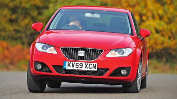 Този модел е доста анонимен и се среща сравнително рядко, но версията 2.0 TSI наистина впечатлява. Тя разчита на двигател с 200 к.с., разработен за Audi A4 година по-рано. Ускорението от 0 до 100 км/ч отнема 7,2 секунди, а сред положителни качества на модела може да бъде посочена и неговата управляемост. 

Единственият проблем е, че подобен автомобил много трудно може да бъде намерен на пазара на автомобили втора ръка. Там се предлагат доста бройки от Exeo, но сред тях няма такива с 2.0 Tsi двигател.