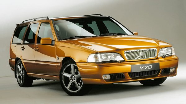 Този модел беше хит сред полицейските машини, както заради бързината си, така и за големия багажник, побиращ достатъчно оборудване. Двигателят на комбито е 2,3-литров, развиващ мощност от 250 к.с. Машината беше харесана и от &bdquo;цивилните&ldquo; шведи, които останаха впечатление от стабилността му на пътя, благодарение на системата за органичено приплъзване и богато оборудвания салон. Моделът се предлагаше с предно предаване или с 4х4, както и с автоматична скоростна кутия, при която мощността беше намалена с 10 к.с.