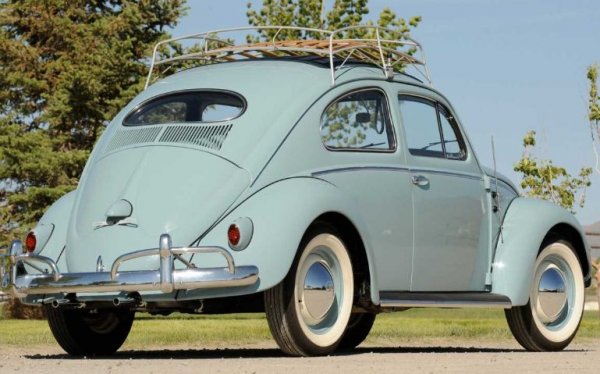 Сега отиваме в другата крайност, където става въпрос за различни мащаби. Един от най-масовите автомобили в историята (най-масовият, ако става въпрос за запазената оригинална конструкция, а не името на модела) е на кола със задно предаване.

Легендарният Volkswagen Kaefer (той е и Beetle) е създаден от Фердинанд Порше, като се произвежда от 1946 до 2003 година. Тиражът за този период е над 21,5 млн. бройки.