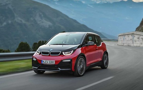 Ако броите забавния хечбек BMW i3 за електромобил, то вие сте напълно прави. И все пак баварецът намира място в този списък, тъй като версията REX се предлагаше с двигател с вътрешно горене от мотоциклет с обем 650 куб. см, който беше поставен на задната ос и служеше за генератор на батерията. Тази версия на i3 изминава 330 км, което е с близо 30% повече от пробега на стандартния модел