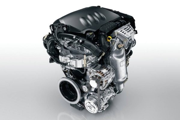 Двигателят, поставян на модели на Peugeot, Citroen и Opel, се оказа изключително ненадежден. Основният недостатък е ангренажният ремък, който работи в маслена баня. С течение на времето горивото започва да попада в маслото, разрежда го и ускорява износването на ремъка. Отделените части запушват масления тръбопровод и причиняват повреда на маслената помпа. 

Много двигатели отказаха само след 40 000 км, въпреки официалните препоръки за смяна на ремъка на 160 000 км. Едва през 2023 Stellantis представи нова версия с верижно задвижване, но проблемите с по-старите версии остават неразрешени.