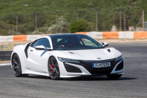 Още след пенсионирането на първата NSX в Honda започнаха да планират наследника й. Шефът на американския клон на компанията Тецуо Ивамура обещаваше V10 двигател. После в прототипа той се сви до V8, а накрая до серийната кола оцеля като 3.5-литров V6. 
За компенсация обаче новата NSX (продавана на някои пазари под луксозния бранд Acura) получи сложна хибридна система с по един електромотор за всяко от предните колела и допълнителен трети, вграден в трансмисията с двоен съединител.
