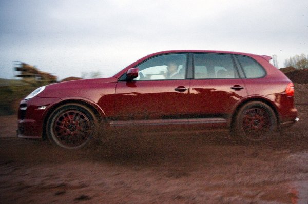 Външната доработка включва нова предна маска с интегрирани четири фара за мъгла, задно крило, странични прагове и др.