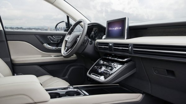 Новият елитен всъдеход на дъщерната марка на Ford изглежда доста скъпо заради луксозния си интериор. Отбелязва се, че повечето дизайнерки в него са взаимствани от по-големите модели на Lincoln, което го прави още по-атрактивен за клиентите на марката.
