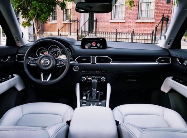 Кросоувърът получава високи оценки заради трилъчевия волан и 8,8-инчовия екран на мултимедийната система, който предлага графика с висока разделителна способност и поддържа стандартно Apple CarPlay и Android Auto. Таблото е облицовано с висококачествена кожа, което говори за луксозното изпълнение като цяло.
