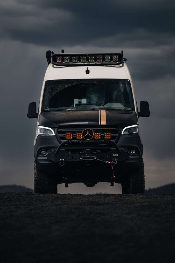 Машината бе представена официално на Overland Expo West във Флагстаф, Аризона. Тя предлага множество удобства: добре оборудвана кухня, специално работно място и вътрешен душ, което доказва, че малкото жилищно пространство не означава непременно компромис със стила или практичността.
