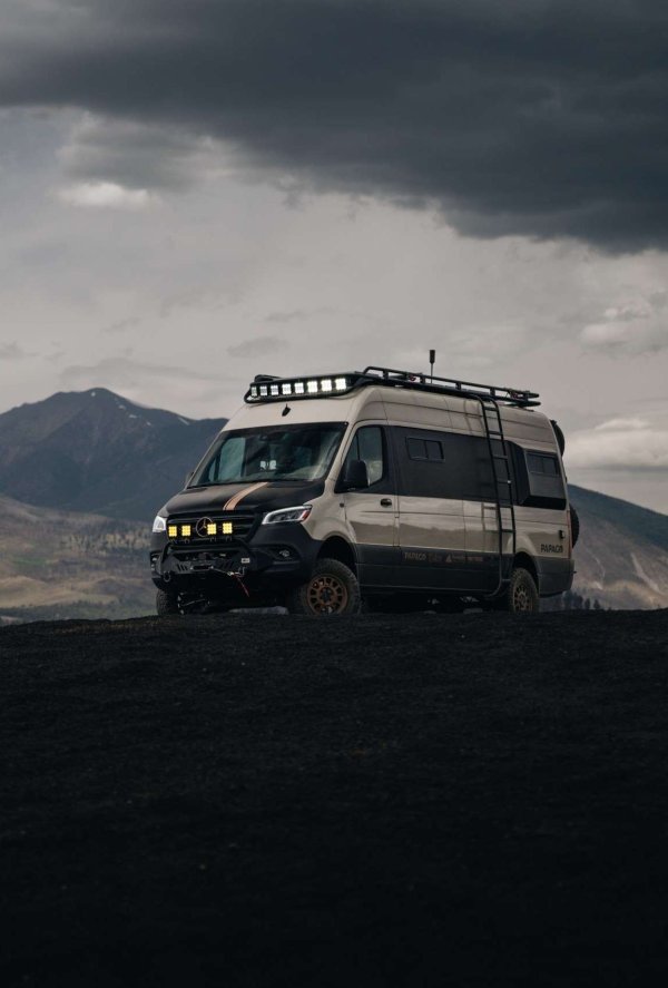 Поглеждайки вана отвън, веднага забелязвате, че е оборудван за изследване на дивата природа. Завършен в цвят Pebble Grey, този персонализиран ван може да се похвали с корав външен вид и различни подобрения, които го превръщат в приключенски автомобил. 