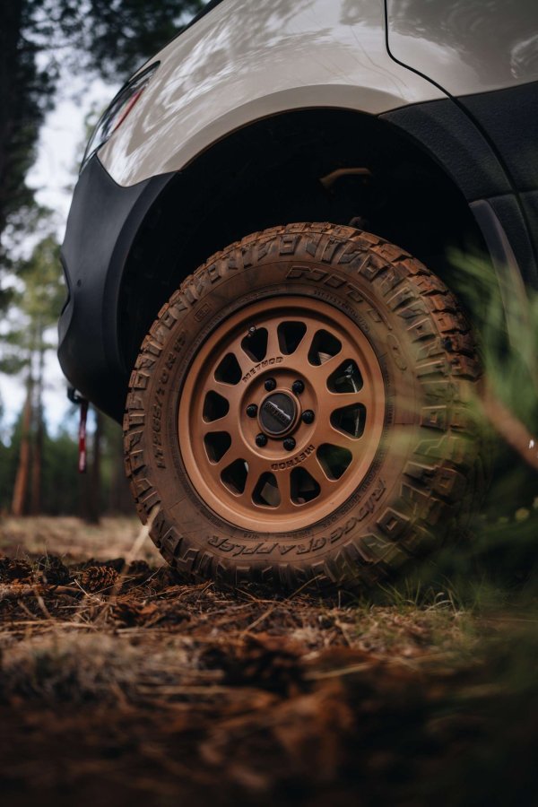 Към вече наличното задвижване на четирите колела, от Papago Vans са го оборудвали с повдигащо се окачване за офроуд, с гуми за всякакви терени и подсилени джанти Rhino. 
