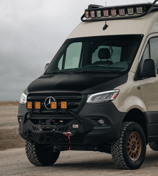 Предната броня е получила и лебедка Warn за по-сложните ситуации извън асфалта. 
