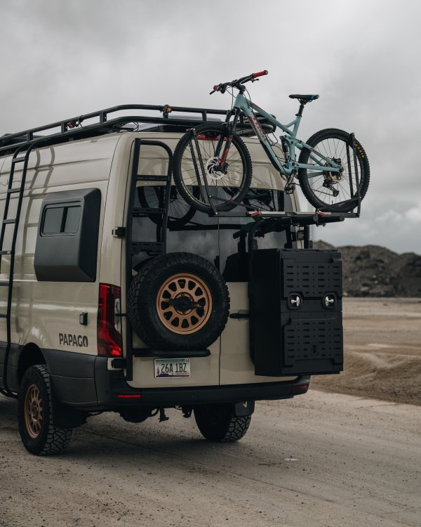 Други външни характеристики, които си струва да се споменат, включват диодни светлини за отлична видимост при всякакви условия, багажник на покрива Safari и различни аксесоари Owl Vans отзад, включително XL Monster Box, багажник за резервна гума със стълба и багажник за велосипеди.
