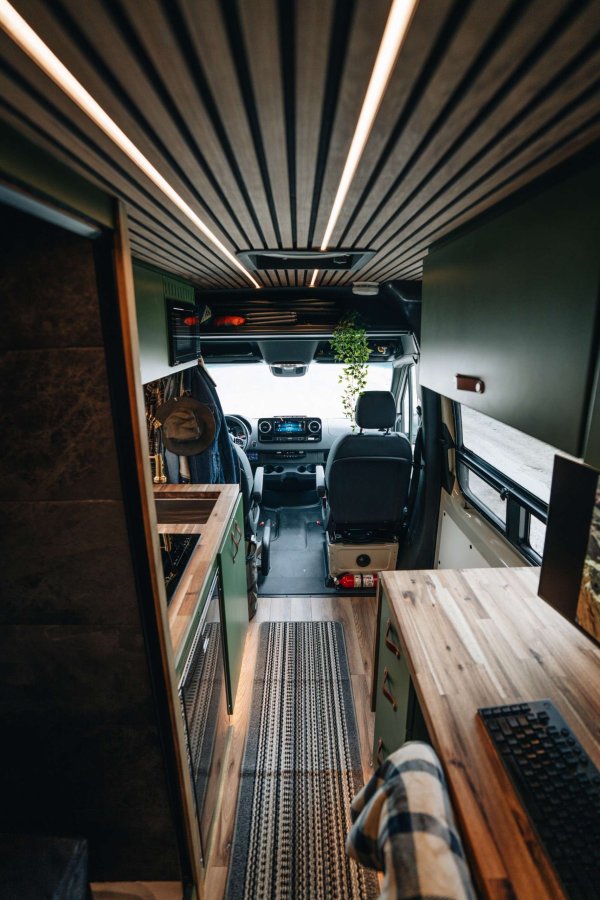 В ярък контраст с коравия екстериор, интериорът на този ван е топъл, уютен и приветлив. Той се отклонява от неутралната цветова палитра, която сме виждали в предишни модели на Papago, възприемайки вдъхновена от природата естетика с богати зелени шкафове в цвят Hinterland, комбинирани с красиви плотове в цвят Castle Brown и таван от орех с допълнителна шумоизолация. 
