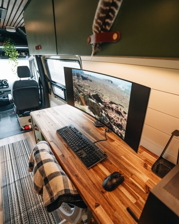 Конфигурацията с отворена кабина прави The Outpost необикновено просторен, а оформлението е специално проектирано, за да отговори на нуждите на дигитален номад. Сърцето на кемпера е специално работно място, разположено точно до плъзгащата се странична врата. То разполага с голям работен плот, вграден монитор, стол и затъмняващи щори. С такава приятна обстановка и красива гледка, работата със сигурност ще се усеща по-малко като досадно задължение и по-скоро като приятно занимание.
