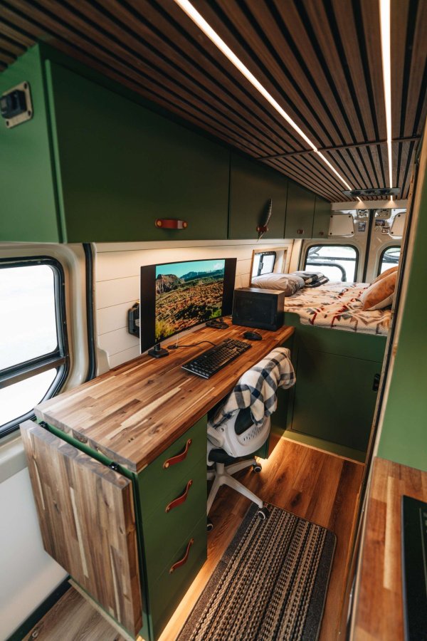 За спане този кемпер разполага с двойно легло queen size отзад с матрак от мемори пяна и голямо багажно пространство отдолу. Включени са също малка кухня и облицован с плочки вътрешен душ за максимално удобство. Дребните детайли като осветителни ленти над главата, кожени ръкохватки и дори малко зеленина придават домашен уют. 
