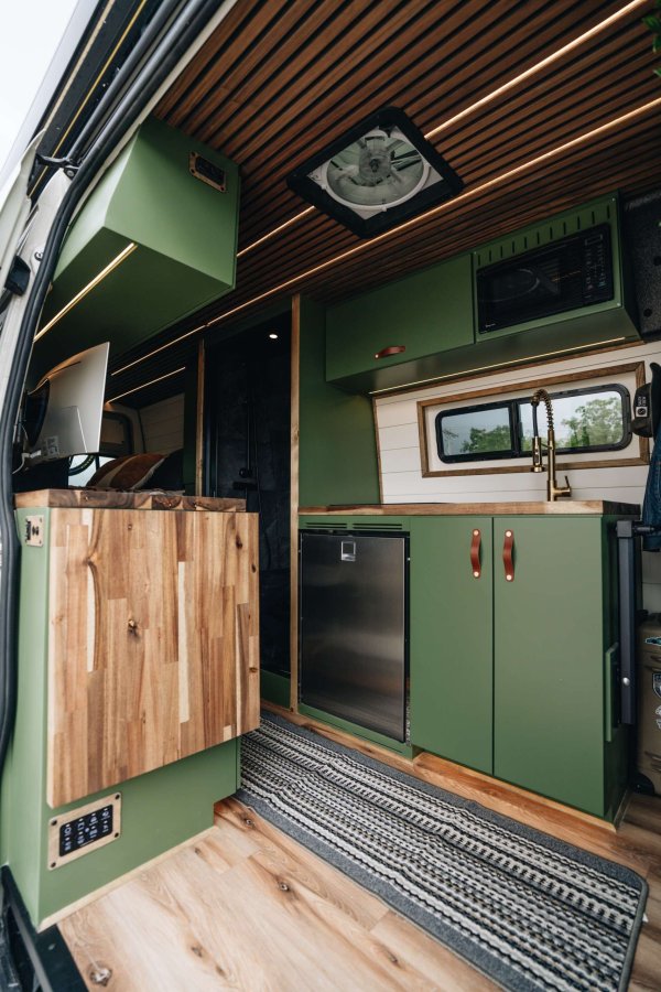 Кухненският бокс е оборудван с индукционен котлон, микровълнова печка, дълбока мивка и хладилник Isotherm, така че собственикът може да се наслаждава на домашно приготвени ястия всеки ден. Тъй като уредите са интегрирани в плота, не остава много място за приготвяне на храна от страната на водача, но сгъваемото разширение от страната на пътника добавя допълнително място за рязане.
