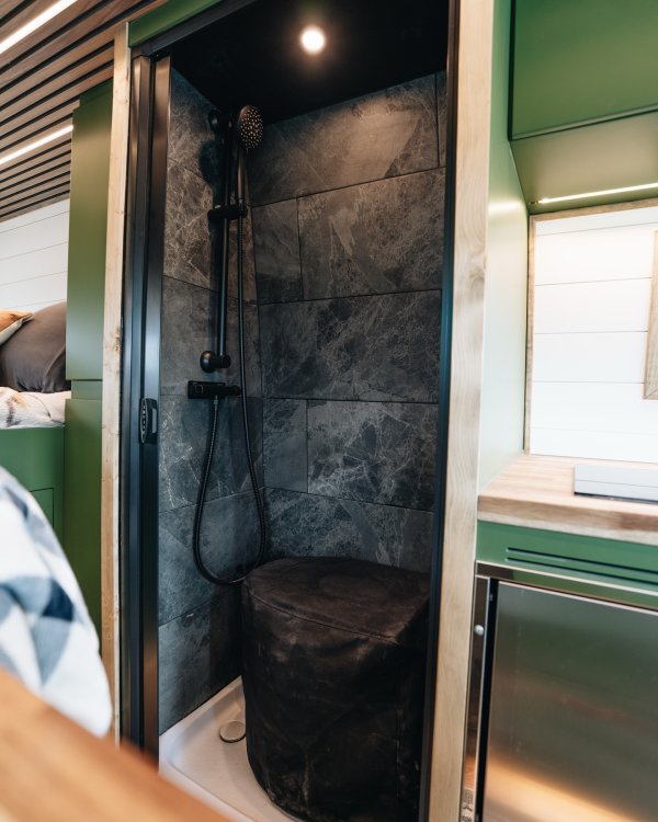 Вътрешната баня е отделно пространство, с прибираща се душ врата Nautilus за уединение, кабинка от фибростъкло и елегантни черни душове. В банята е разположена и компостираща тоалетна.
