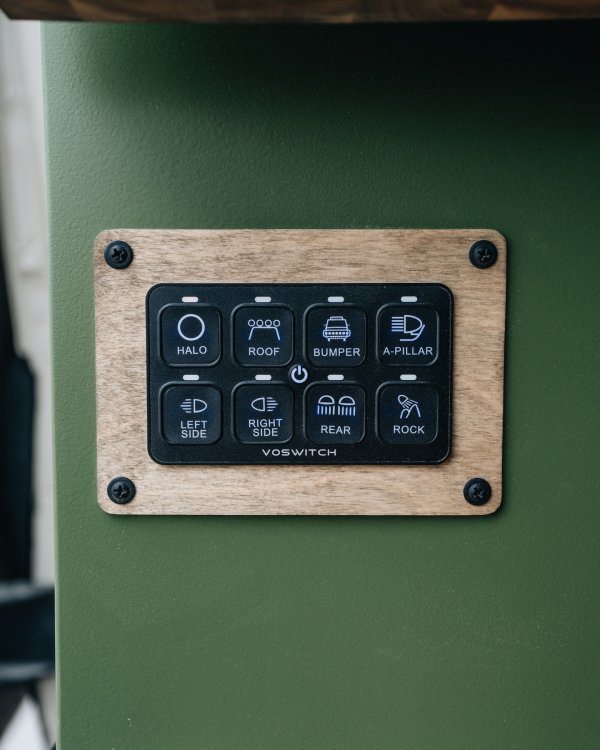 Проектиран за дългосрочни приключения на всяко място, кемперът Outpost се предлага с надеждна и ефективна електрическа система, която носи удобство и спокойствие на пътя. Той разполага със слънчеви панели с мощност 400 вата на покрива, масивна литиево-йонна батерия с капацитет 800Ah и инвертор с мощност 3000 вата.
