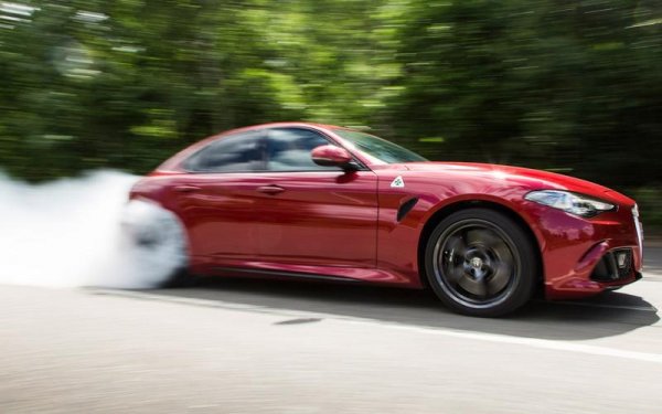 За разлика от повечето си съперници в класа на бързите седани, Alfa Romeo Giulia Quadrifoglio не се предлага с ограничител на 250 км/ч. Вместо това, 2,9-литровият V6 с две турбини и 510 к.с. получава шанс да покаже пълните си възможности. Това може да не е най-мощният седан в този клас, но предлага оптималното съотношение на тегло и мощност.

Alfa предлага и ограничено издание GTAm, което има 540 к.с. и е със 100 кг. по-леко от стандартния модел. Засега няма данни за максималната скорост на тази версия, но ускорението от 0 до 100 км/ч отнема 3,9 секунди.