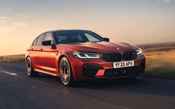 Култовият спортен седан вече се предлага с допълнителен пакет M Driver’s Package, при който ограничителят на максималната скорост (стандартно поставян при моделите на BMW на 250 км/ч) е преместен на 305 км/ч. При това M5 е достъпно и във версия Competition, при която мощността на 4,4-литровия туин-турбо V8 двигател е увеличена от 600 на 625 к.с. Добавете и ускорение от 0 до 100 км/ч за 3,5 секунди, за да разберете защо това е едно от най-добрите предложения на пазара на спортни модели.