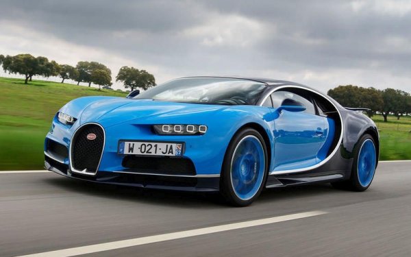 Когато пусна Chiron на пазара компанията Bugatti обяви, че хиперколата ще развива максимална скорост от 420 км/ч. На френския производител обаче не му отне много време, за да стане световен рекордьор сред серийните автомобили, като версията Super Sport успя да постигне близо 490 км/ч.
Зад волана на машината беше легендарният пилот Анди Уолъс, а Bugatti стана първият производител, който успя да премине границата от 300 мили в час.