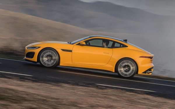 Единственото нещо, което липсва при Jaguar F-Type R, е версията SVR, при която купето вероятно ще достигне 330 км/ч. Сегашното R Coupe има електронно намордник, който го ограничава на 300 км/ч и ако той бъде премахнат, колата ще е по-бързо. Ускорението от 0 до 100 км/ч отнема 3,5 секунди.