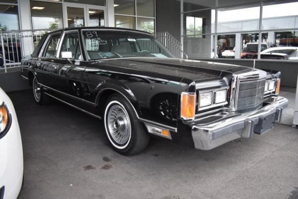 След като сменя Continental през 1981 г., Lincoln Town Car се превръща в голям седан, създаден за стилно и комфортно пътуване. Така че, когато Фреди си купува апартамент в Ню Йорк, той ползва автомобила ежедневно, за да не му се налага да взима кола под наем всеки път, когато пристига в града.