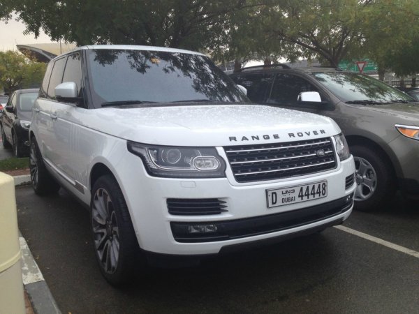 Паркингът пред Американския университет в Дубай