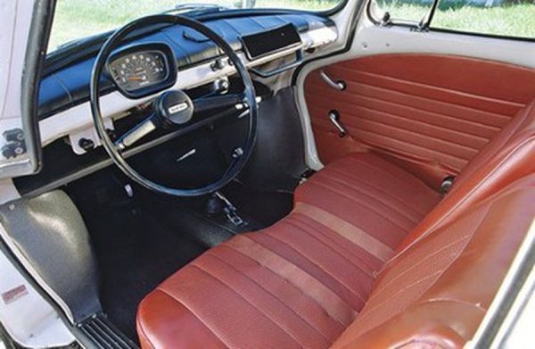 Subaru 360 е толкова малко, защото е създадено, за да отговаря на изискванията на японския kei car сегмент. Това са онези малки, икономични и достъпни автомобили, които пъплят в Япония, а собствениците им се радват на много по-ниски данъци. Моделът на Subaru е дълъг само 2997 мм, което е около 1067 мм по-малко от вечния Volkswagen Beetle. Неговият 360-кубиков двуцилиндров двигател с въздушно охлаждане е разположен в задната част на купето, но за съжаление не е осигурявал нужната мощност.
