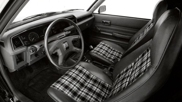 Встрани от необичайните си задни седалки, Subaru Brat има още доста чудновати черти. Например факта, че може да бъде поръчан с демонтируем покрив над пътническата кабина, което на практика го превръщало в пътнически пикап кабриолет. Достъпни били и централно разположен фар, монтиран зад емблемата, с който шофьорът можел да присветва на другите участници в движението, за да ги &bdquo;помоли&ldquo; да му направят място за изпреварване.
