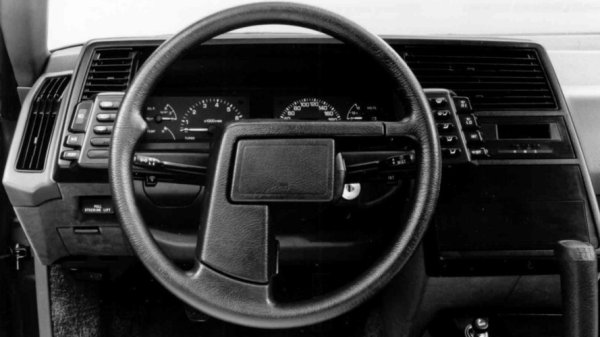 Интериорът е не по-малко интересен. Воланът има L-образни лъчи, а в основата му са разположени контролерите за светлините, парното и климатика. Някои модели дори имали дигитално табло.
За съжаление пътното поведение на XT не отговаряло на неговия космически външен вид. Под капака бил монтиран 1.8-литров турбо боксерен двигател, който произвеждал скромните 110 к.с. По-късно японците пуснали на пазара 2.7-литров боксер, който генерирал по-достойните 145 к.с.
