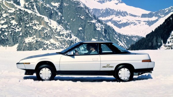 Години преди WRX и STI да се появят на пазара, Subaru започва да изгражда своята спортна репутация с XT. Това е първият сериозен опит на Subaru да предложи истински спортен модел в Щатите. Subaru XT излиза през 1985 г., а клиновидният силует на купето му изглежда футуристично дори 30 години по-късно. Дизайнерите на Subaru акцентирали особено върху острите черти на купето, които го карат да изглежда така, сякаш е на път да излети. Характерен е и тънкият цял стоп отзад, който поразително напомня на прореза за гледане в шлема на Робокоп.
