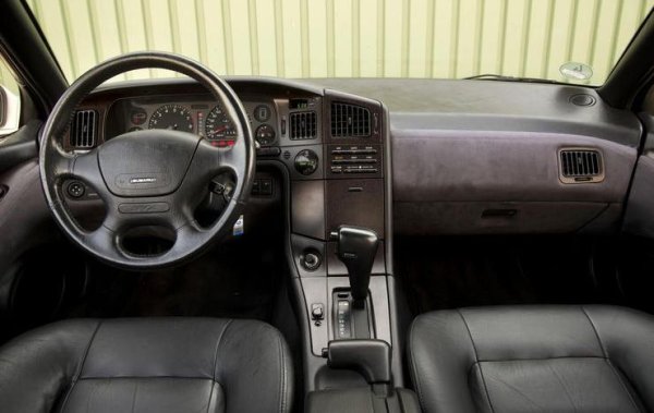 Под капака има 3.3-литров 6-цилиндров боксерен двигател с 230 к.с., който е съчетан с 4-степенен автоматик.
